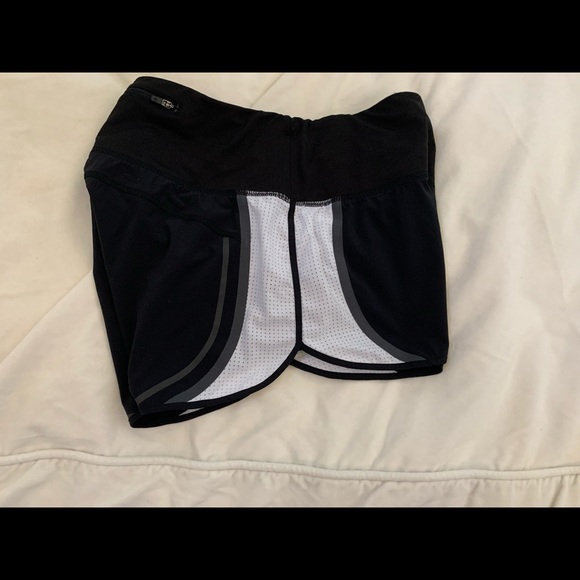 Athleta Acceleration running Shorts - Picture 5 of 9